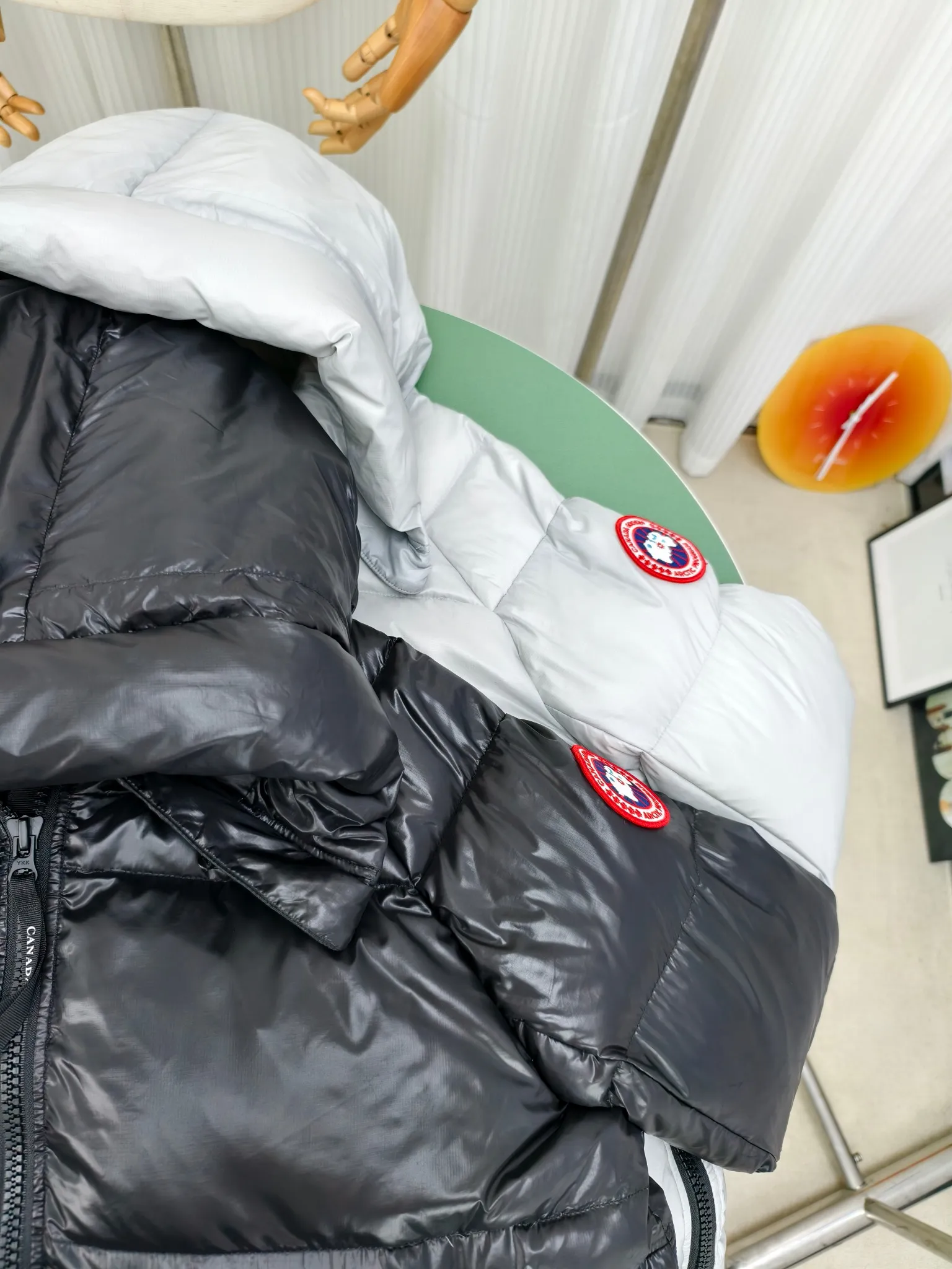 P940 ————2239L women's model (high version) Canada goose Cypress down jacket The new model of the Cypress series makes you stand out. This down jacket is an ideal winter piece. This style is filled with white duck down. Featuring a thin, channel-filled construction with lightweight fabrics and trim, it feels lightweight and adds warmth. The chin-protecting suede knit stand-up collar is soft and adds comfort. An adjustable down hood with cord closure adds warmth and protection against the elements. The back is designed with the iconic double-stripe black reflective decorative stripes to make you more visible in dim environments. The inner layer has removable elastic straps, making the jacket easy to carry on the shoulder and hands-free. Side zipper gusset dries and breathes when moving. Color: black with red label, silver birch Size: XS-2XL